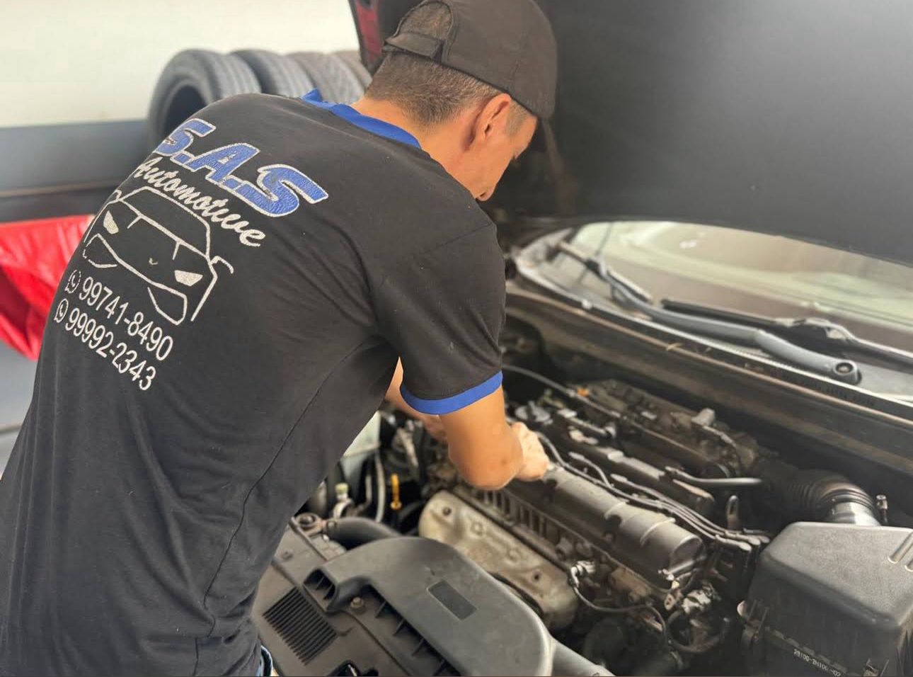 Mecânico da S.A.S Automotive realizando manutenção no motor